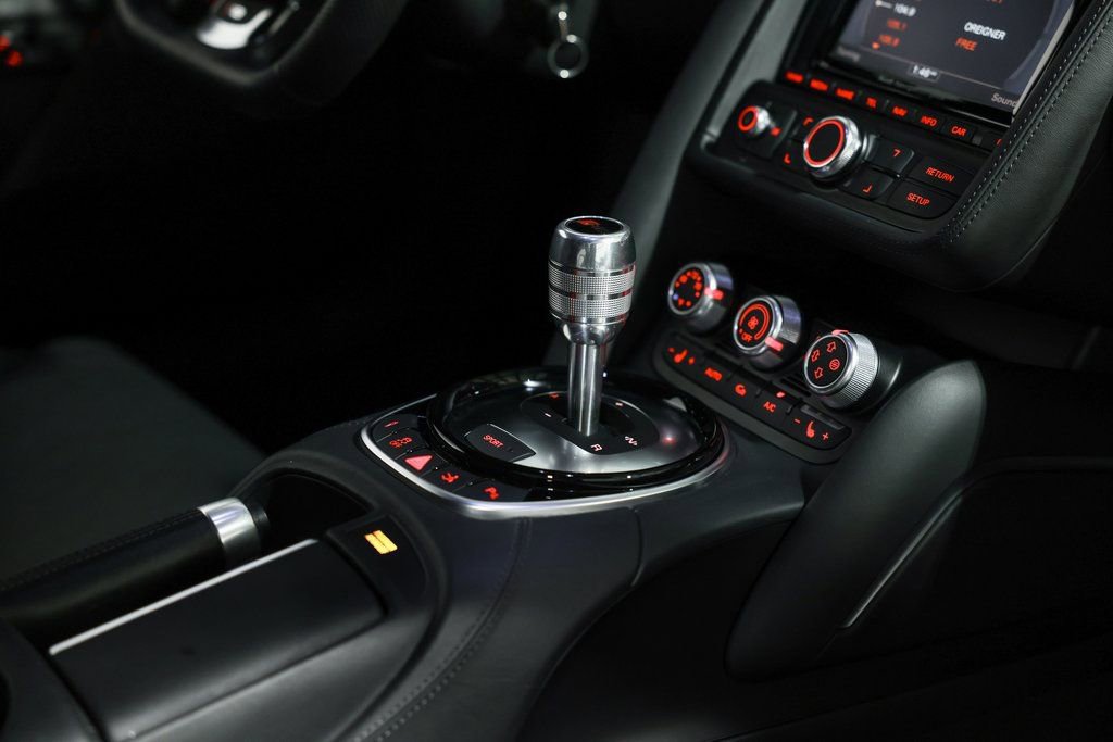 Used 2015 Audi R8 V8 w/ Extended Leather Package image 22