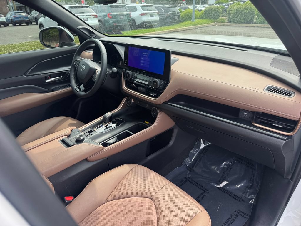 Used 2025 Toyota Grand Highlander AWD Hybrid image 16