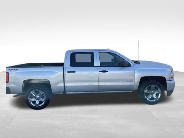 Used 2018 Chevrolet Silverado 1500 Custom w/ Custom Value Package AWD/4WD image 4