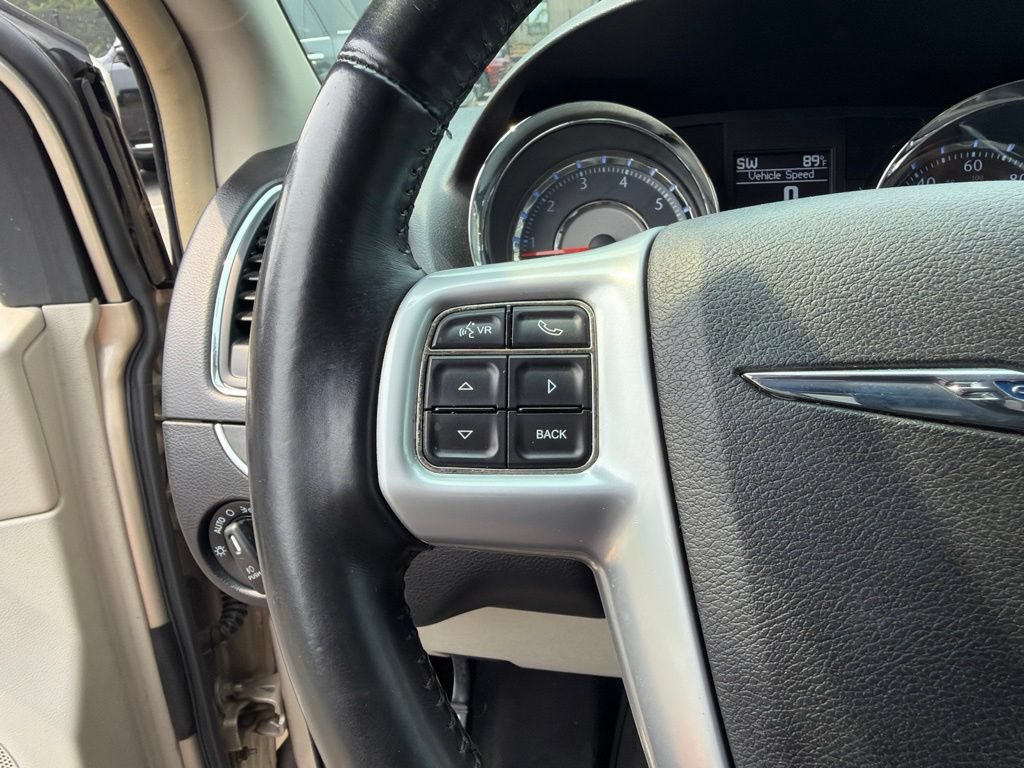 Used 2013 Chrysler Town & Country Touring FWD image 15