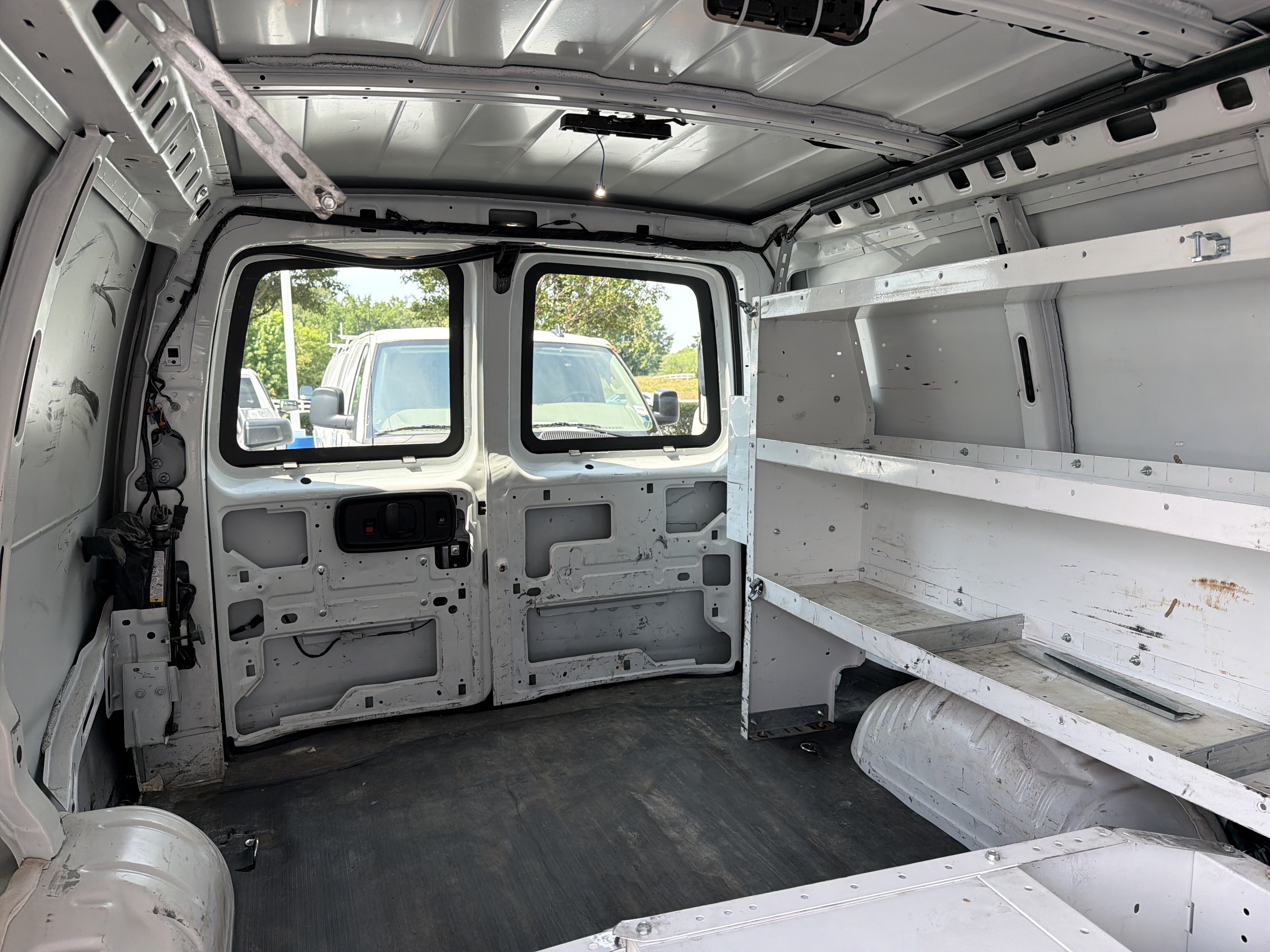 Used 2018 Chevrolet Express 2500 Extended RWD image 31