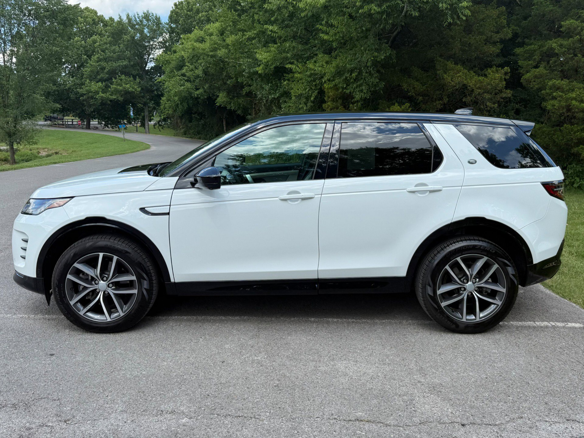Used 2024 Land Rover Discovery Sport Dynamic SE image 8