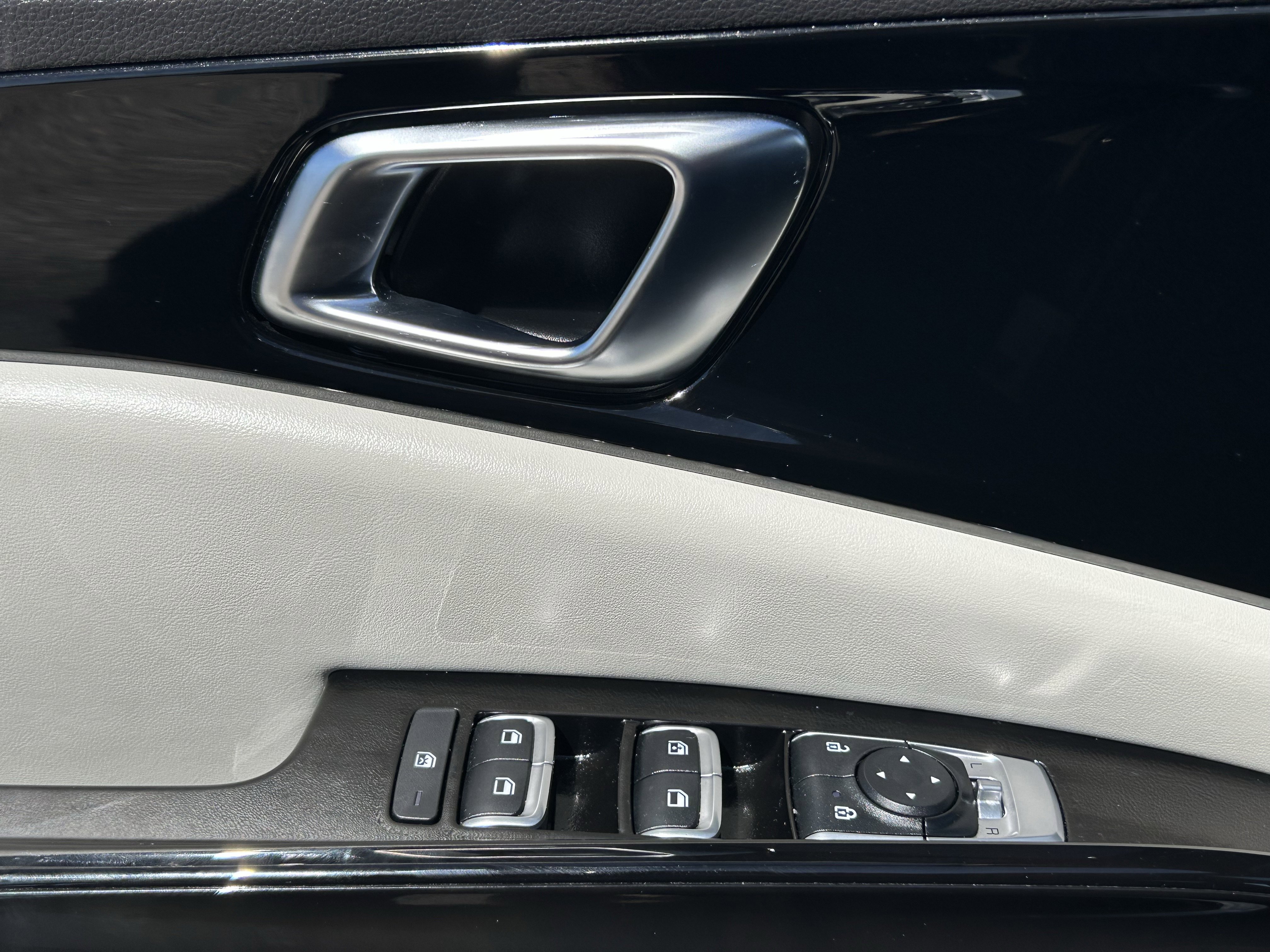 Used 2024 Kia Carnival EX image 23