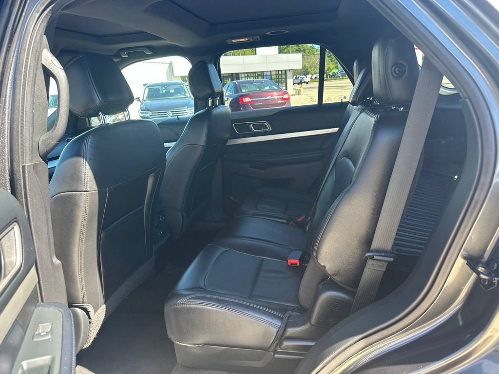 Used 2017 Ford Explorer XLT w/ Equipment Group 202A AWD/4WD image 32