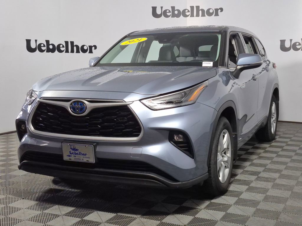 Used 2021 Toyota Highlander LE AWD/4WD image 3