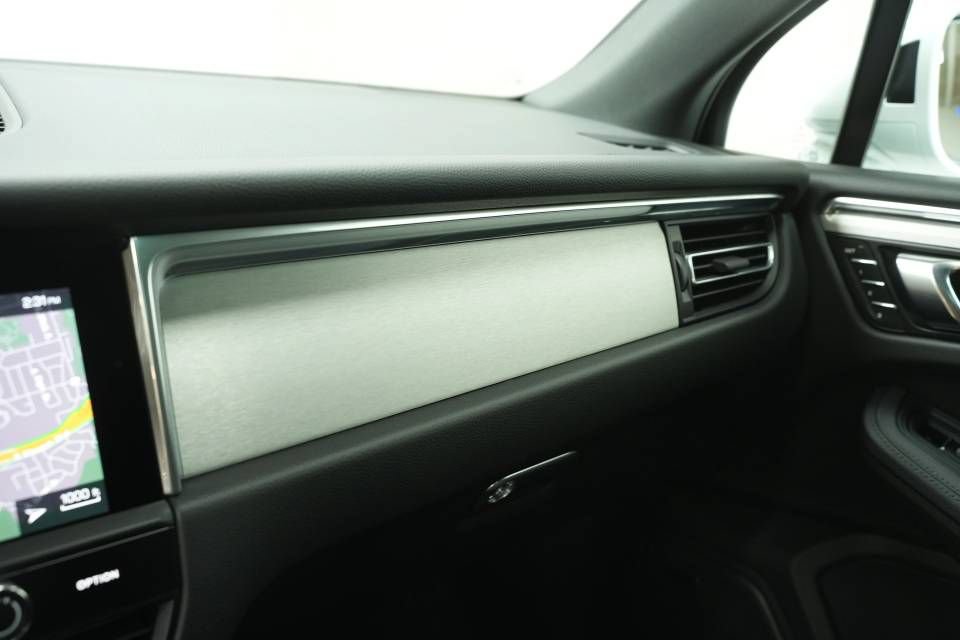 Certified 2026 Porsche Macan AWD/4WD image 38