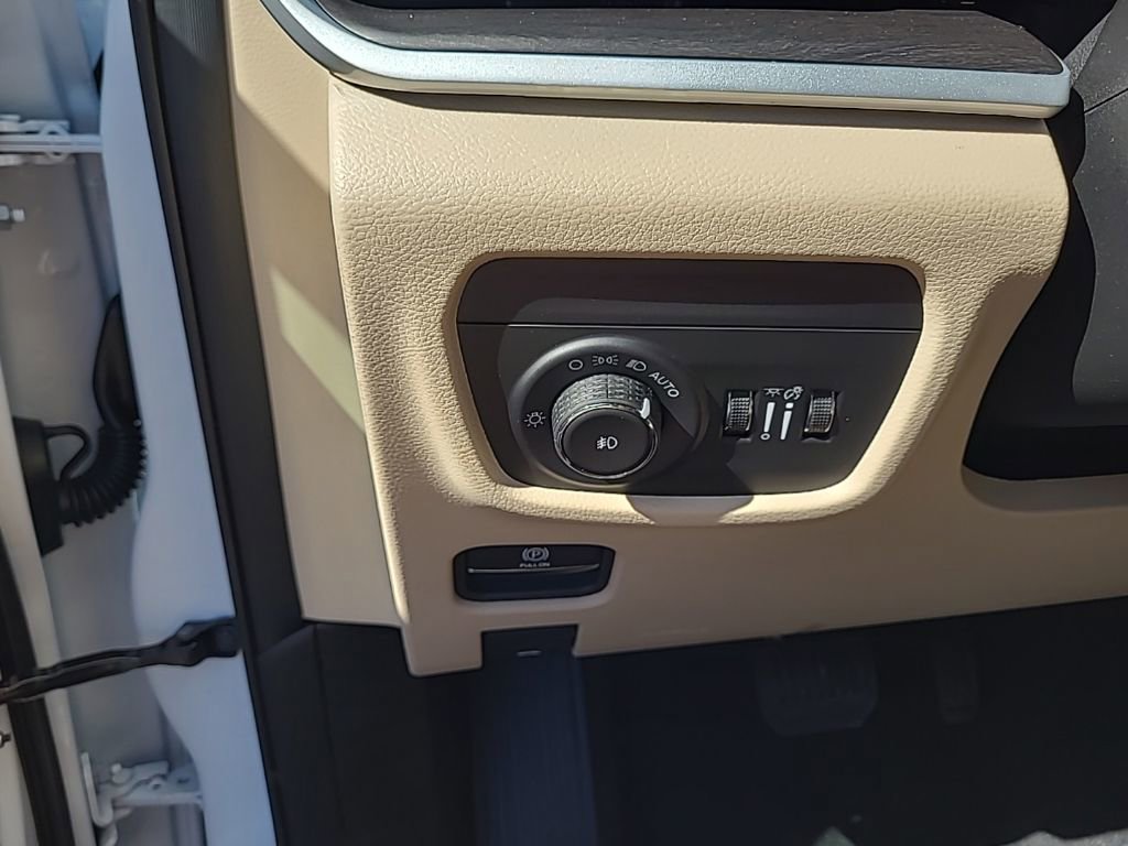 New 2025 Jeep Grand Cherokee Limited w/ Luxury Tech Group II image 32