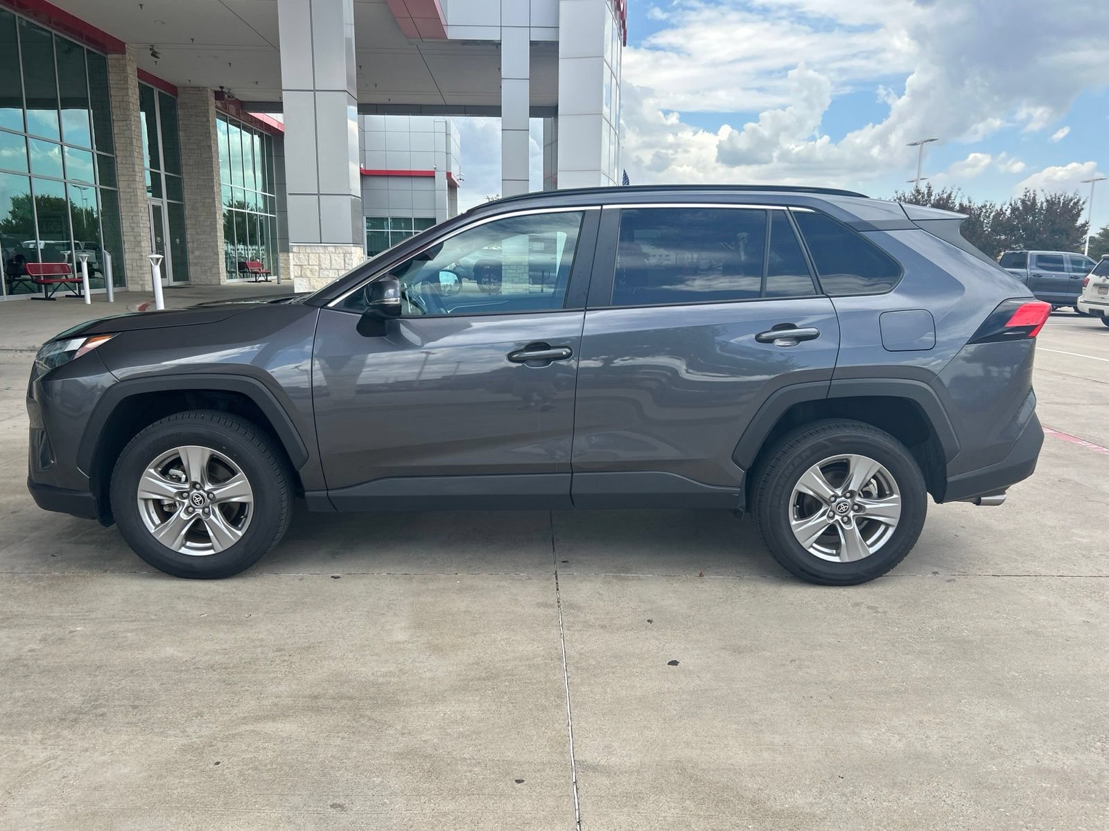 Used 2025 Toyota RAV4 XLE FWD image 17
