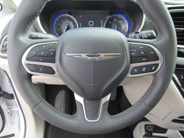 Used 2024 Chrysler Pacifica Touring-L image 26