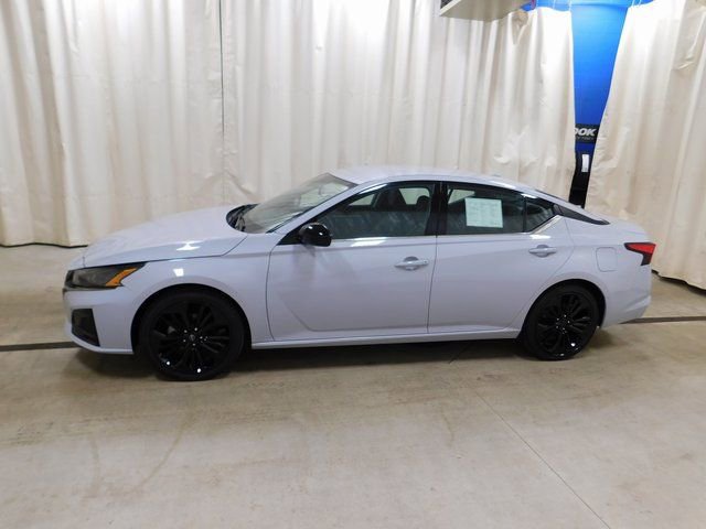 Used 2024 Nissan Altima 2.5 SR image 2