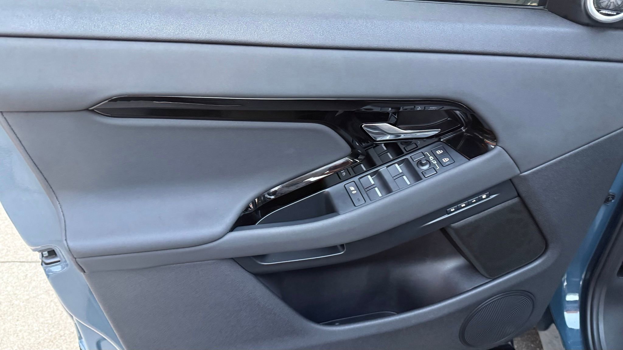 Used 2024 Land Rover Range Rover Evoque Dynamic SE image 29