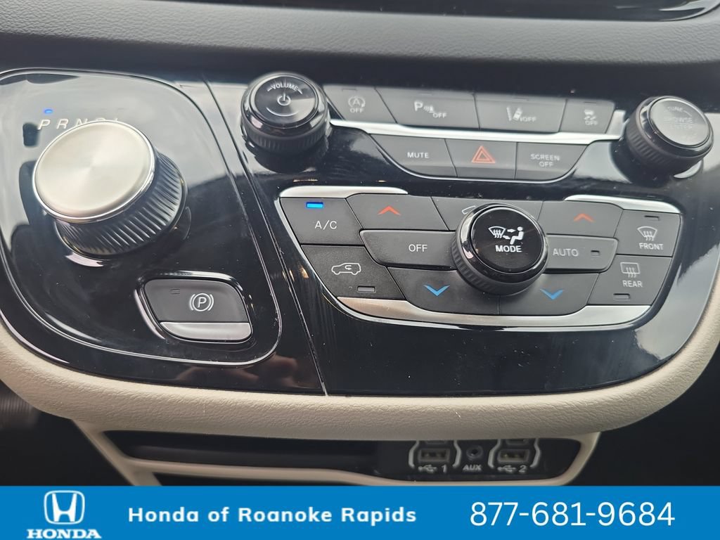 Used 2023 Chrysler Pacifica Touring-L FWD image 15