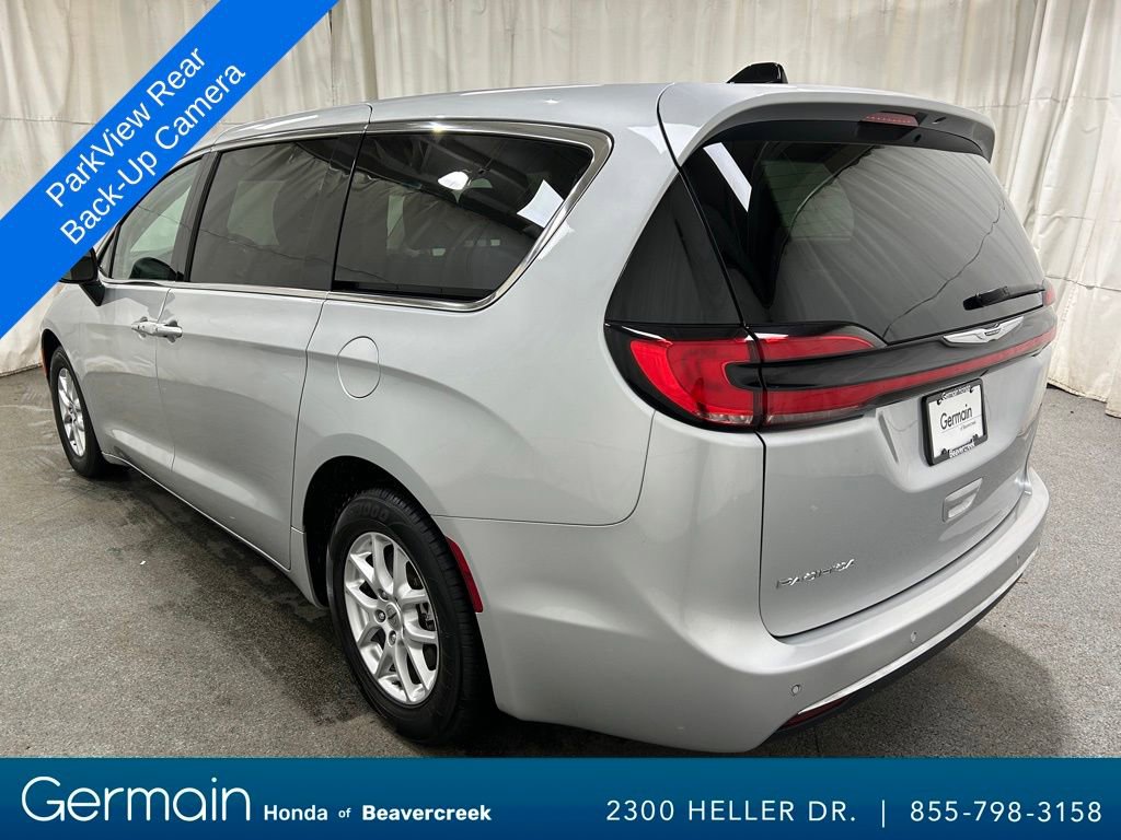 Used 2023 Chrysler Pacifica Touring-L image 7