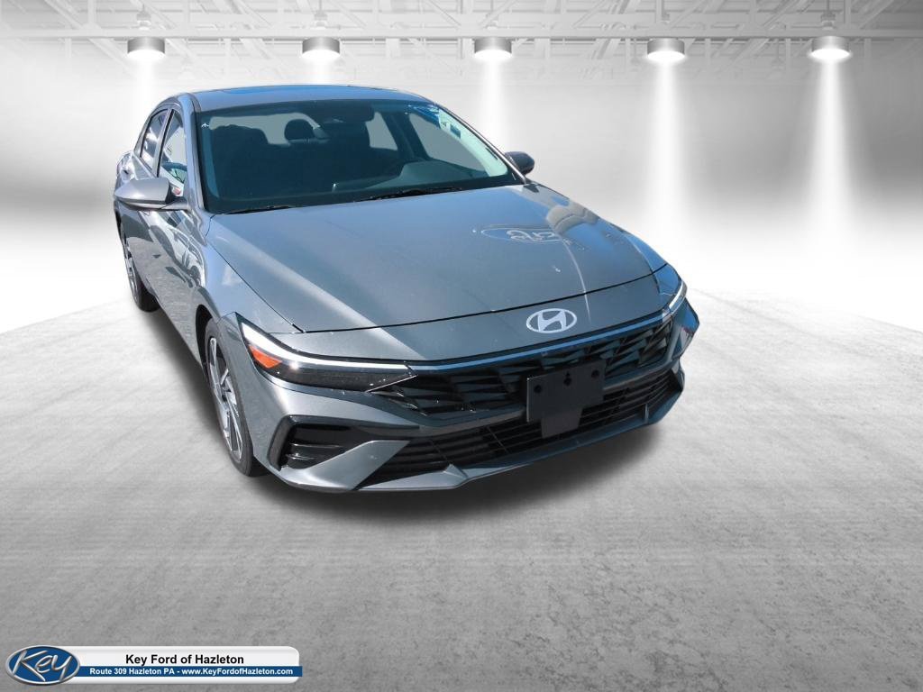 Used 2025 Hyundai Elantra SEL FWD image 3