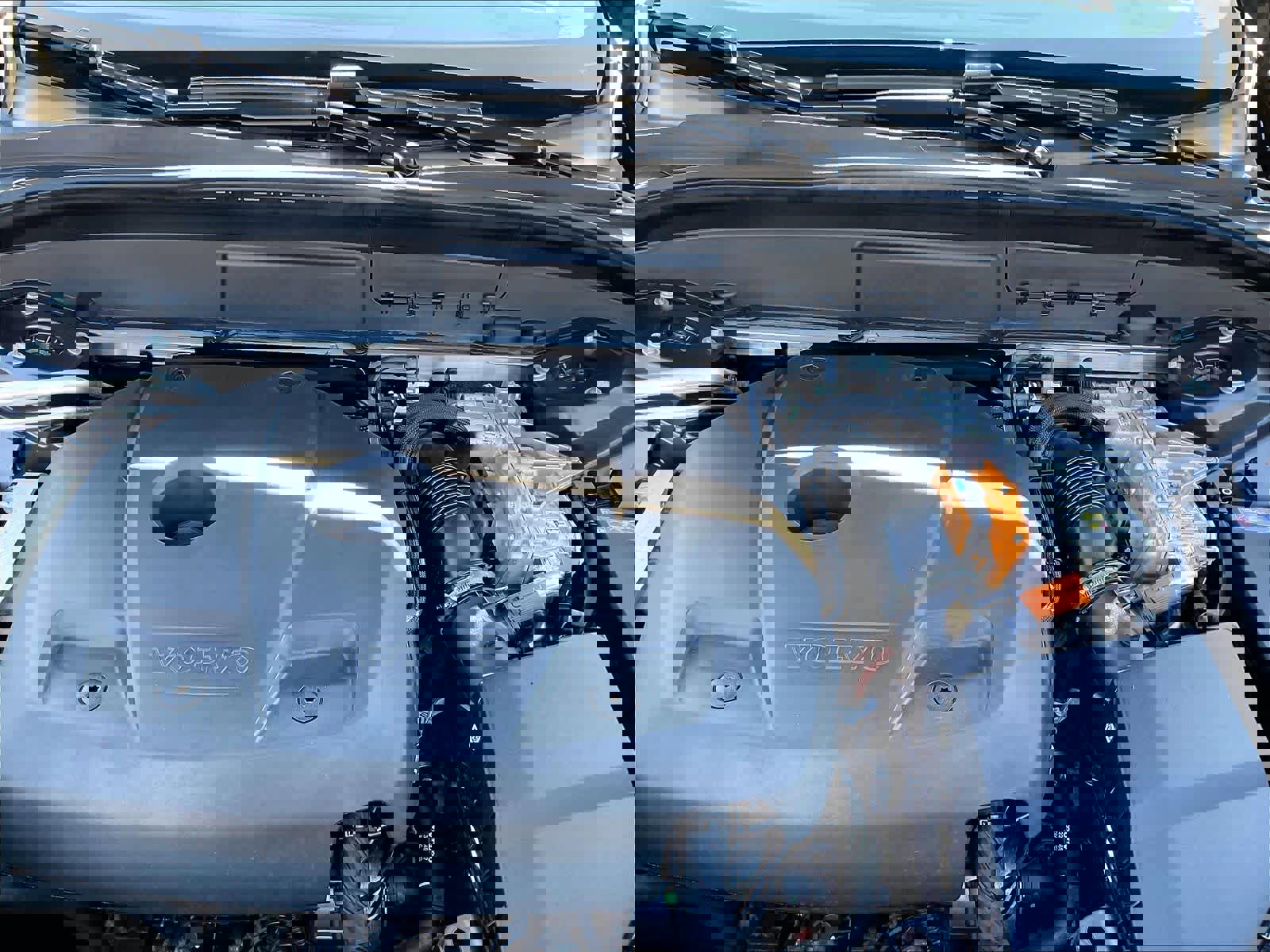 Used 2023 Volvo XC60 T8 Plus image 13