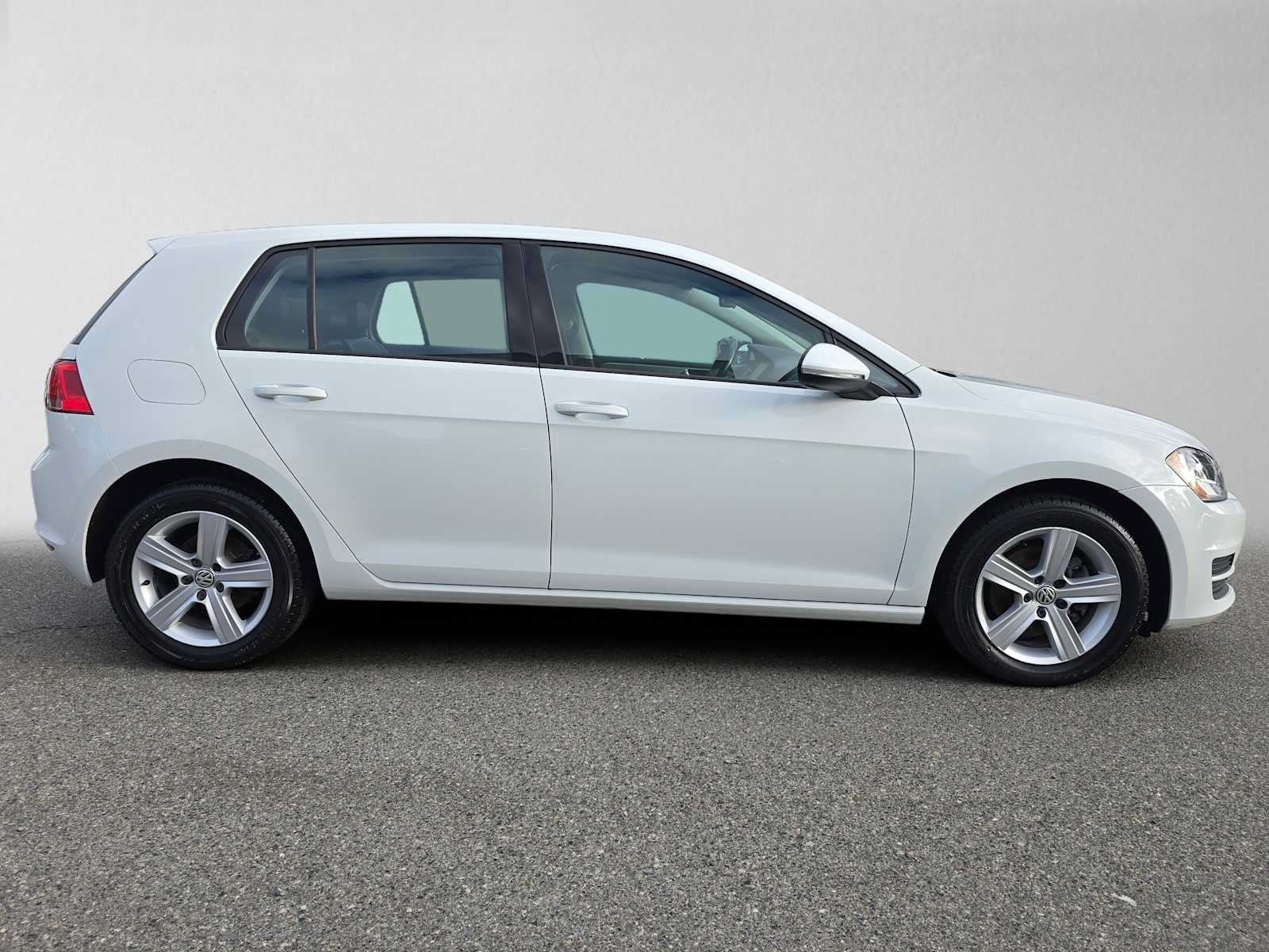 Used 2017 Volkswagen Golf Wolfsburg Edition FWD image 2