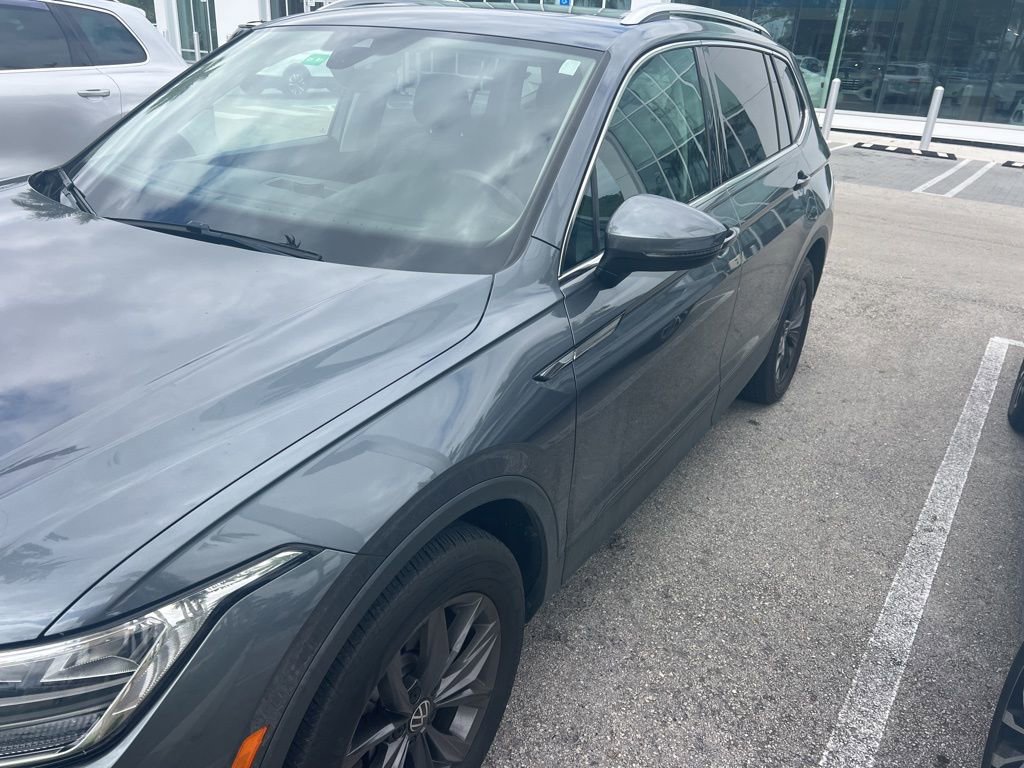 Used 2023 Volkswagen Tiguan SE w/ Panoramic Sunroof Package FWD image 1