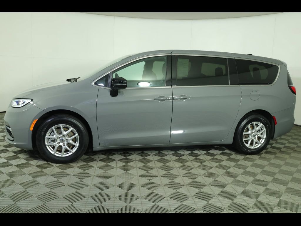 Used 2025 Chrysler Pacifica Select FWD image 13