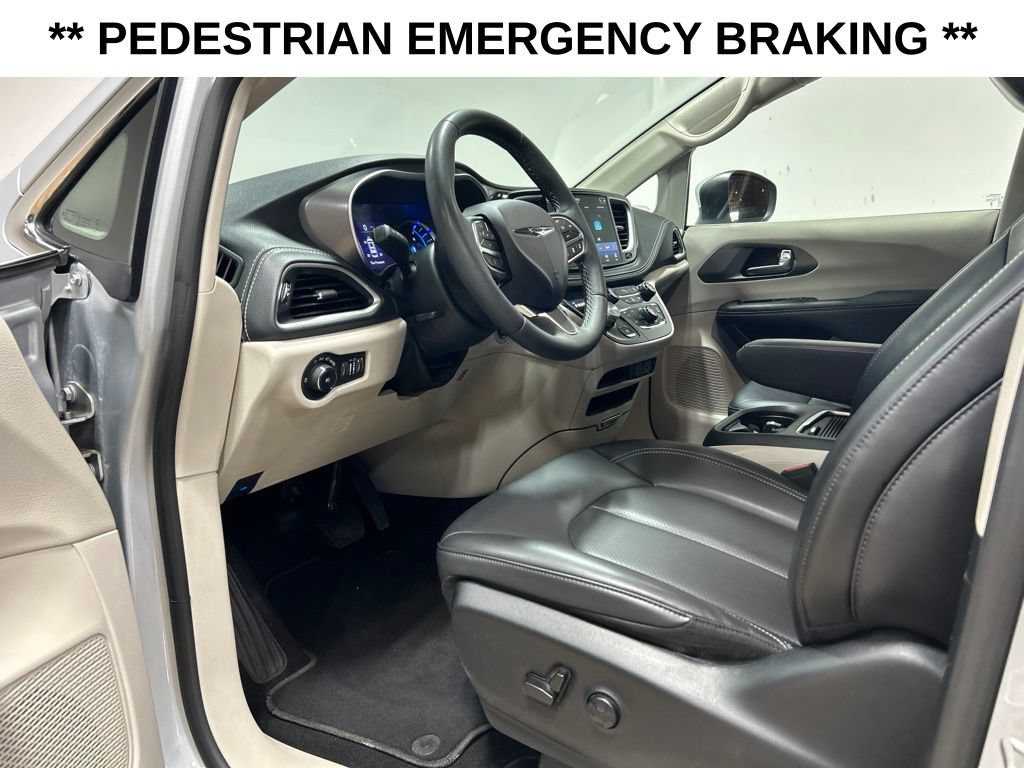 Certified 2023 Chrysler Pacifica Touring-L FWD image 6