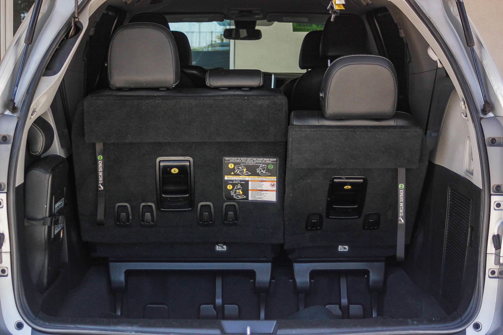 Used 2020 Toyota Sienna SE w/ Carpet Mat Package image 27