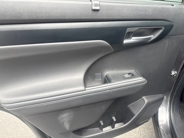 Used 2025 Toyota Highlander XLE FWD image 23
