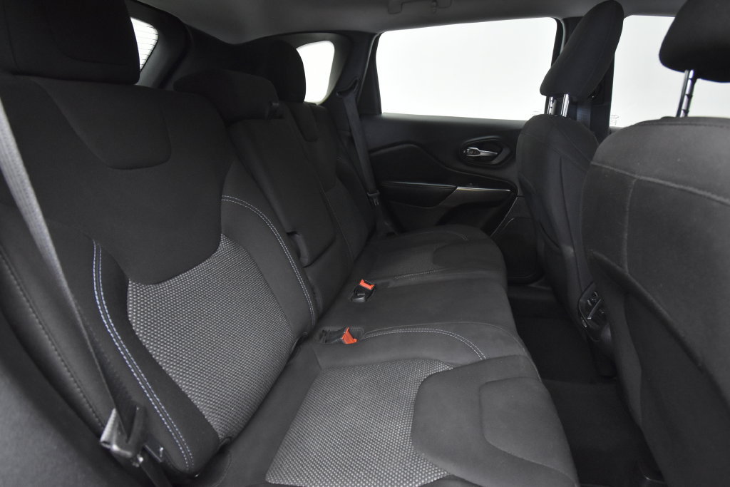 Used 2021 Jeep Cherokee Latitude FWD image 18
