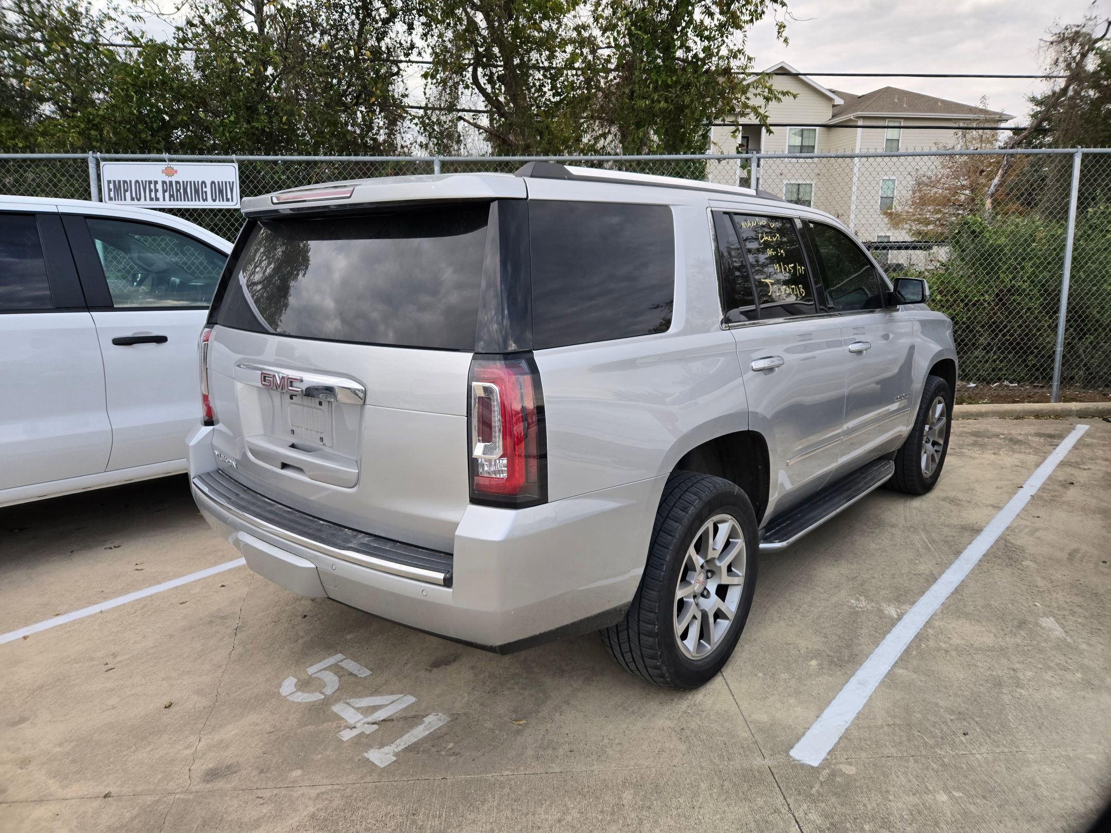 Used 2018 GMC Yukon Denali image 2