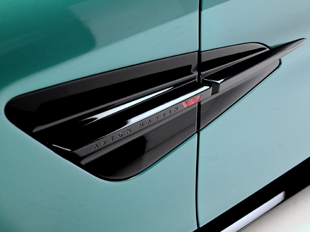 Used 2025 Aston Martin Vanquish RWD image 27