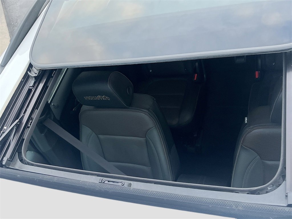 Used 2023 Chevrolet Traverse High Country image 23