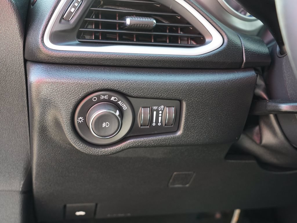 Used 2025 Chrysler Pacifica Select FWD image 16