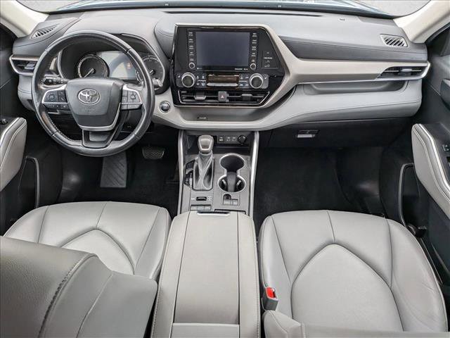 Used 2022 Toyota Highlander XLE AWD/4WD image 18