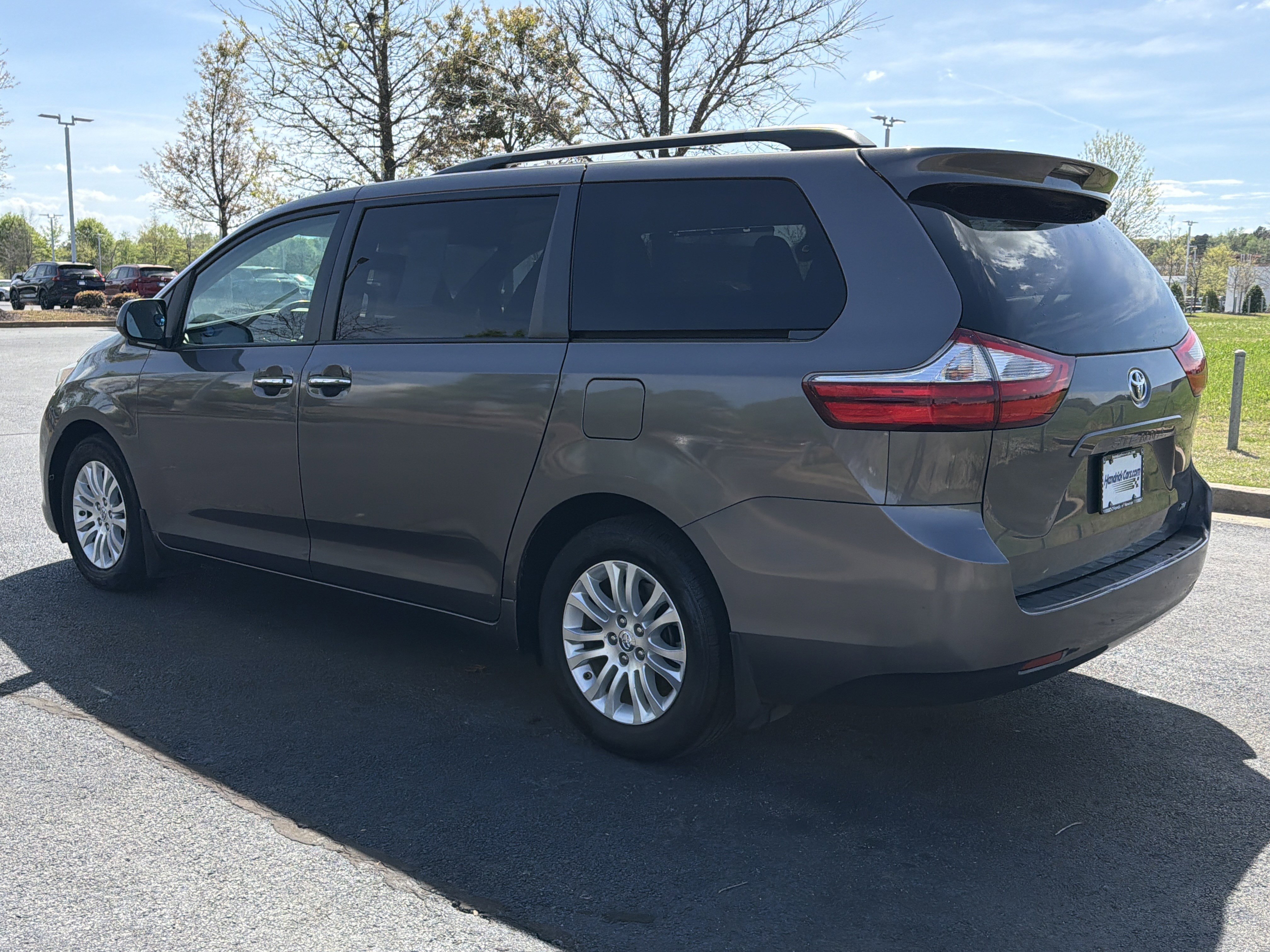 Used 2017 Toyota Sienna XLE image 7