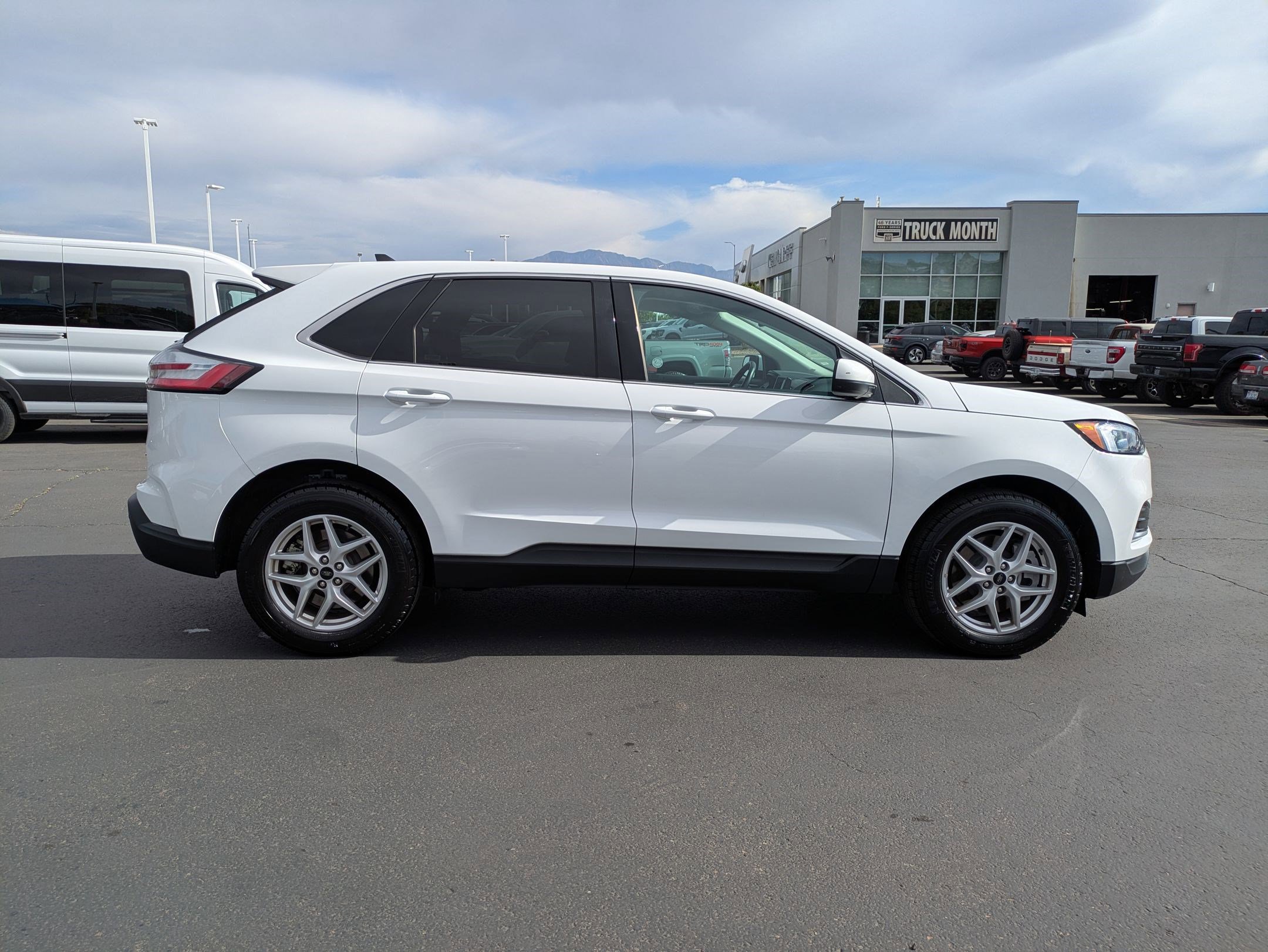 Used 2024 Ford Edge SEL image 2