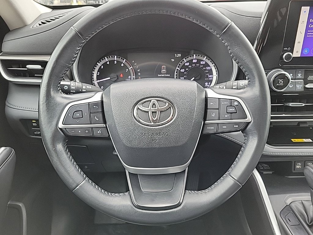 Used 2023 Toyota Highlander XLE AWD/4WD image 23