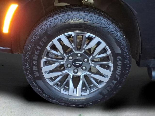 Used 2025 Chevrolet Suburban Z71 w/ Comfort Package AWD/4WD image 11