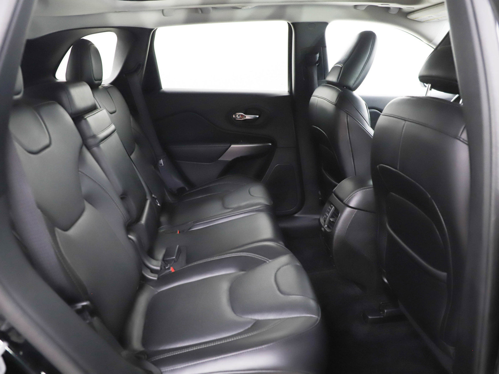 Used 2019 Jeep Cherokee Overland w/ Technology Group image 12