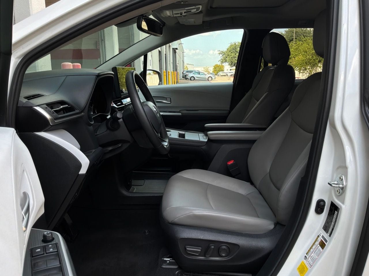 Used 2026 Toyota Sienna XLE FWD image 10