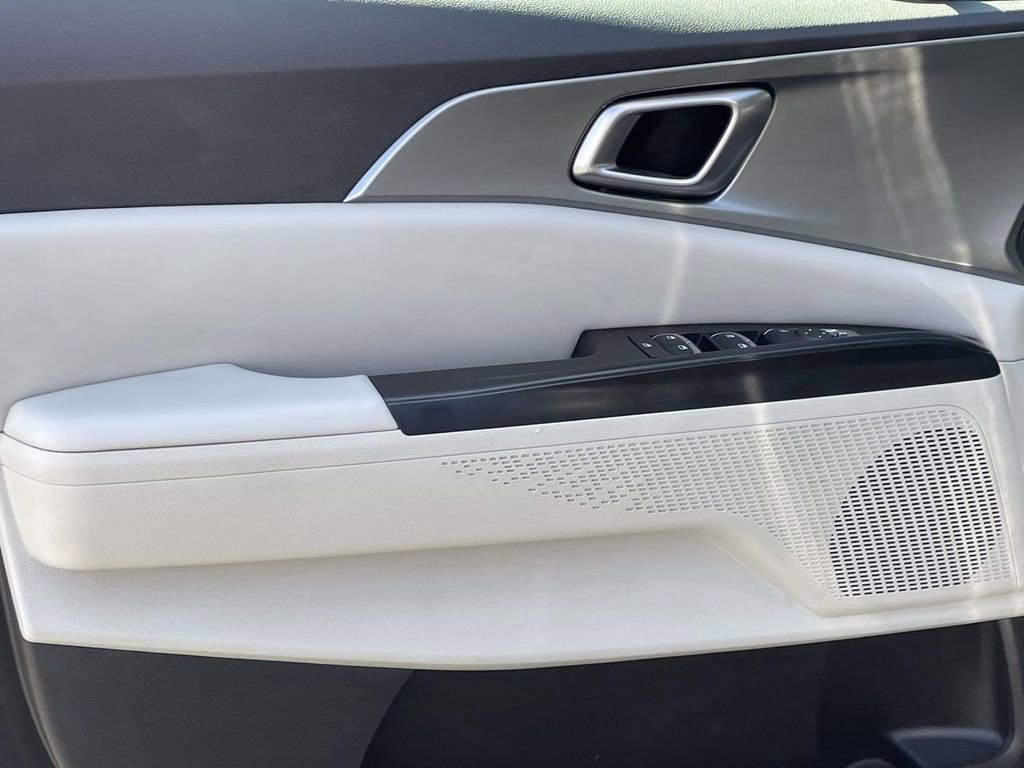 Used 2022 Kia Carnival LX image 14