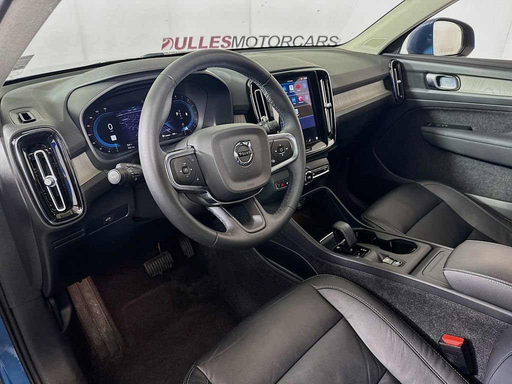 Used 2023 Volvo XC40 B5 Core w/ Convenience Package image 9