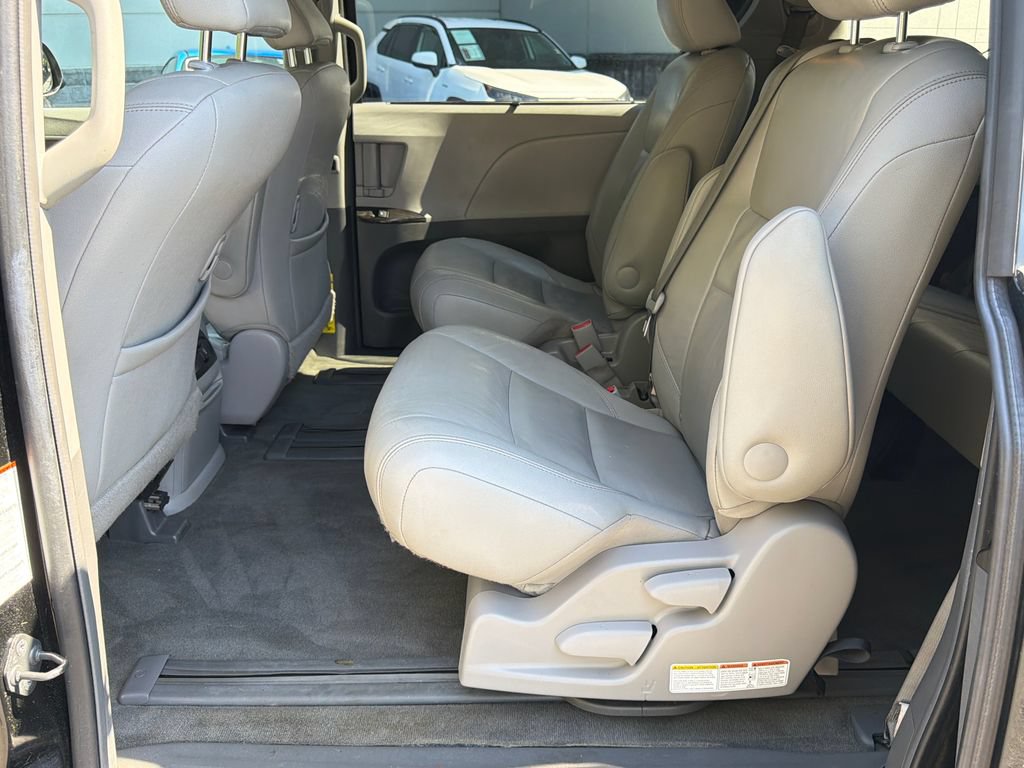 Used 2015 Toyota Sienna XLE Premium FWD image 16