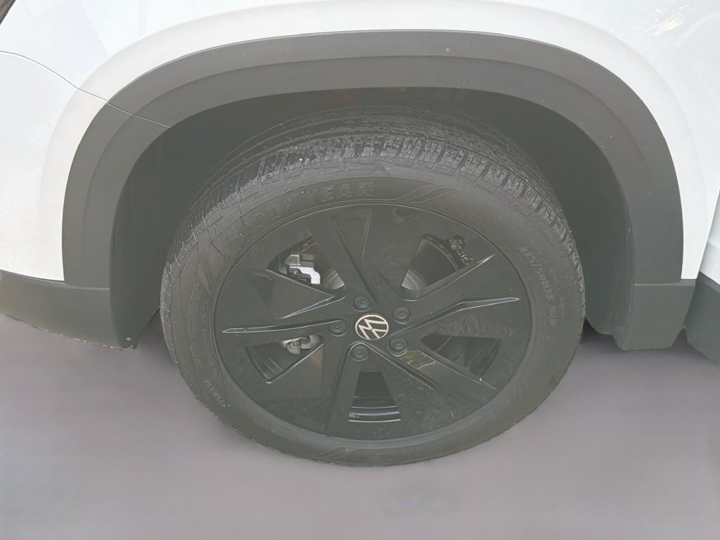 Used 2025 Volkswagen Taos SE FWD image 37