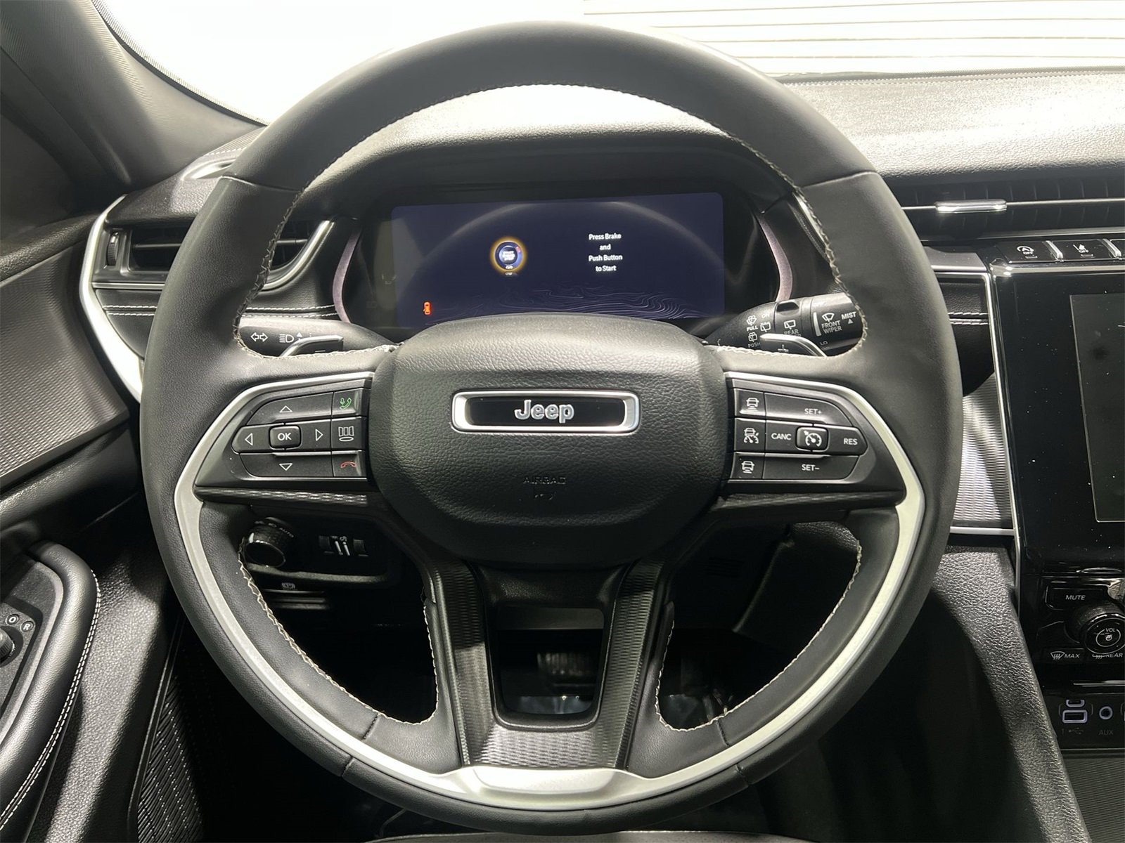 Used 2023 Jeep Grand Cherokee L Laredo image 14