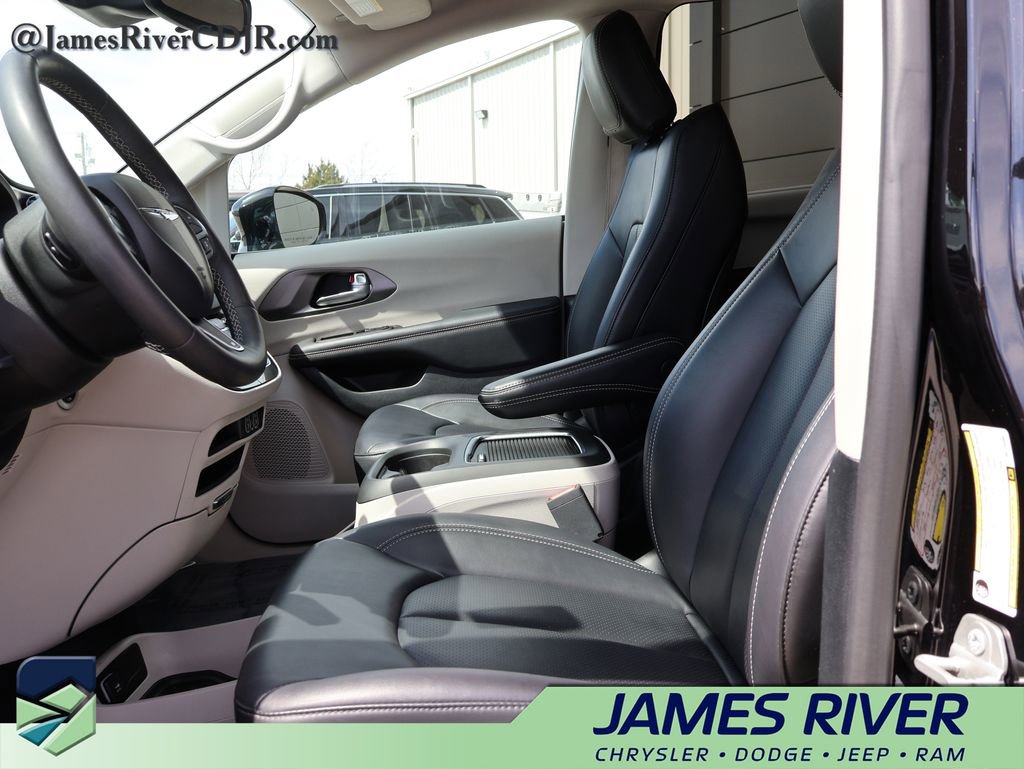 Used 2024 Chrysler Pacifica Touring-L image 22