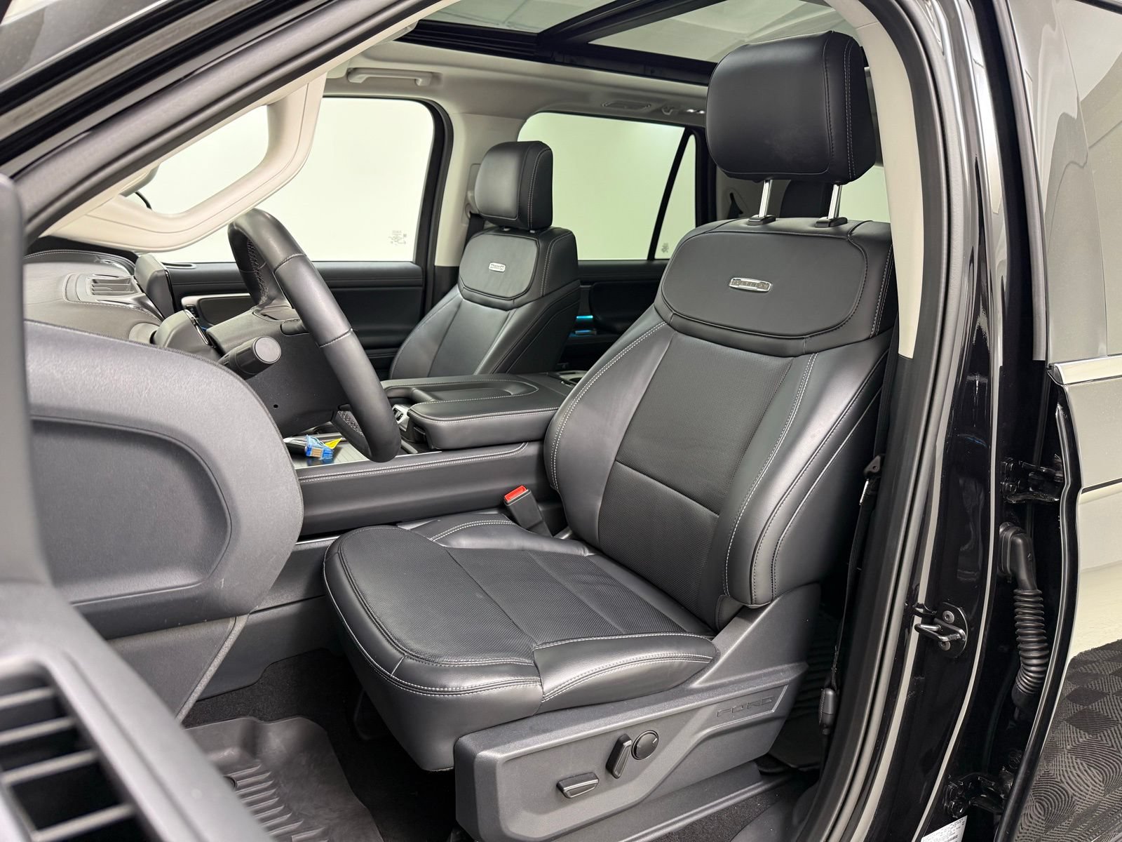 Used 2025 Ford Expedition Platinum AWD/4WD image 19