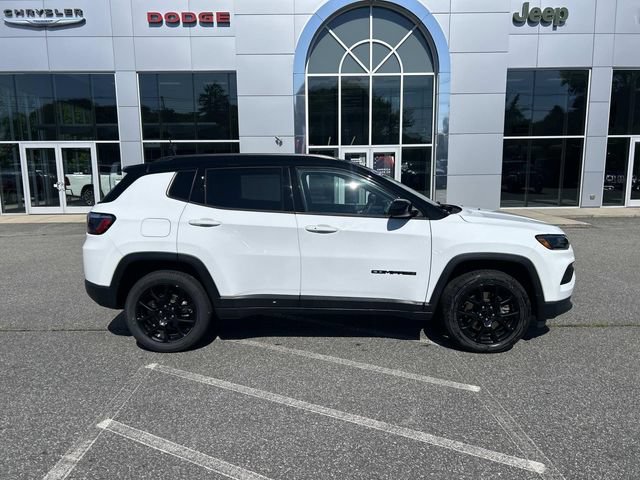 Used 2023 Jeep Compass Latitude AWD/4WD image 2
