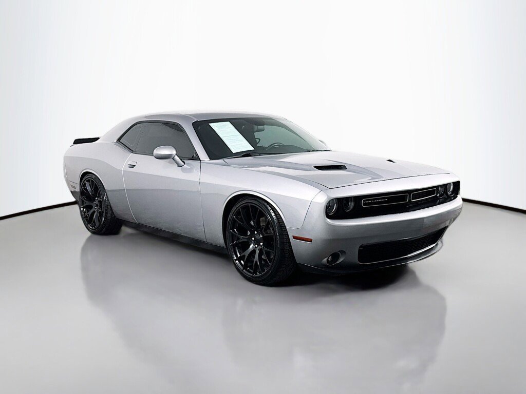 Used 2016 Dodge Challenger R/T RWD image 7