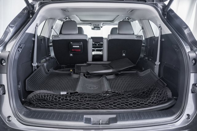 Used 2024 Toyota Highlander Platinum image 9