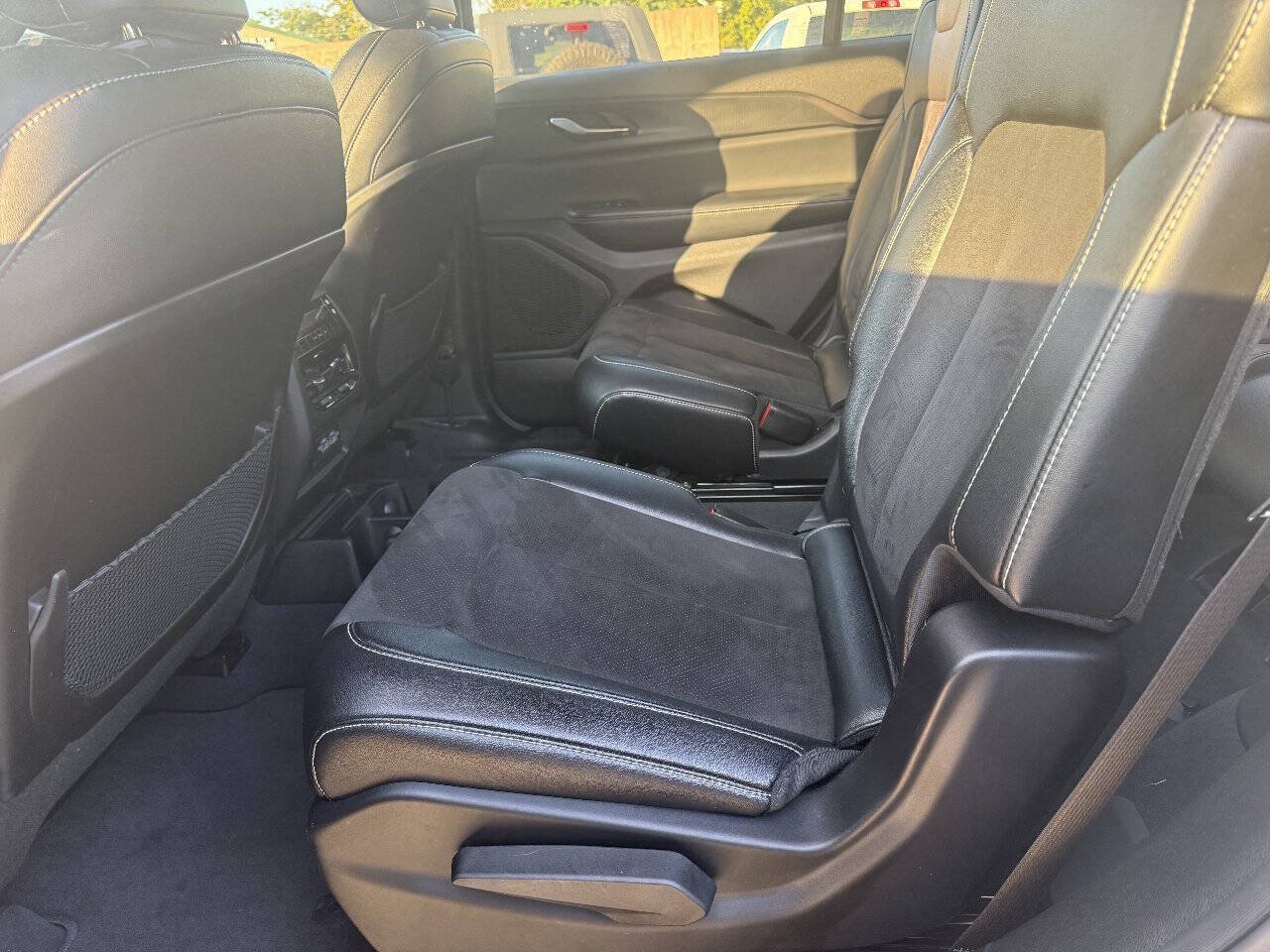Used 2023 Jeep Grand Cherokee L Laredo AWD/4WD image 15