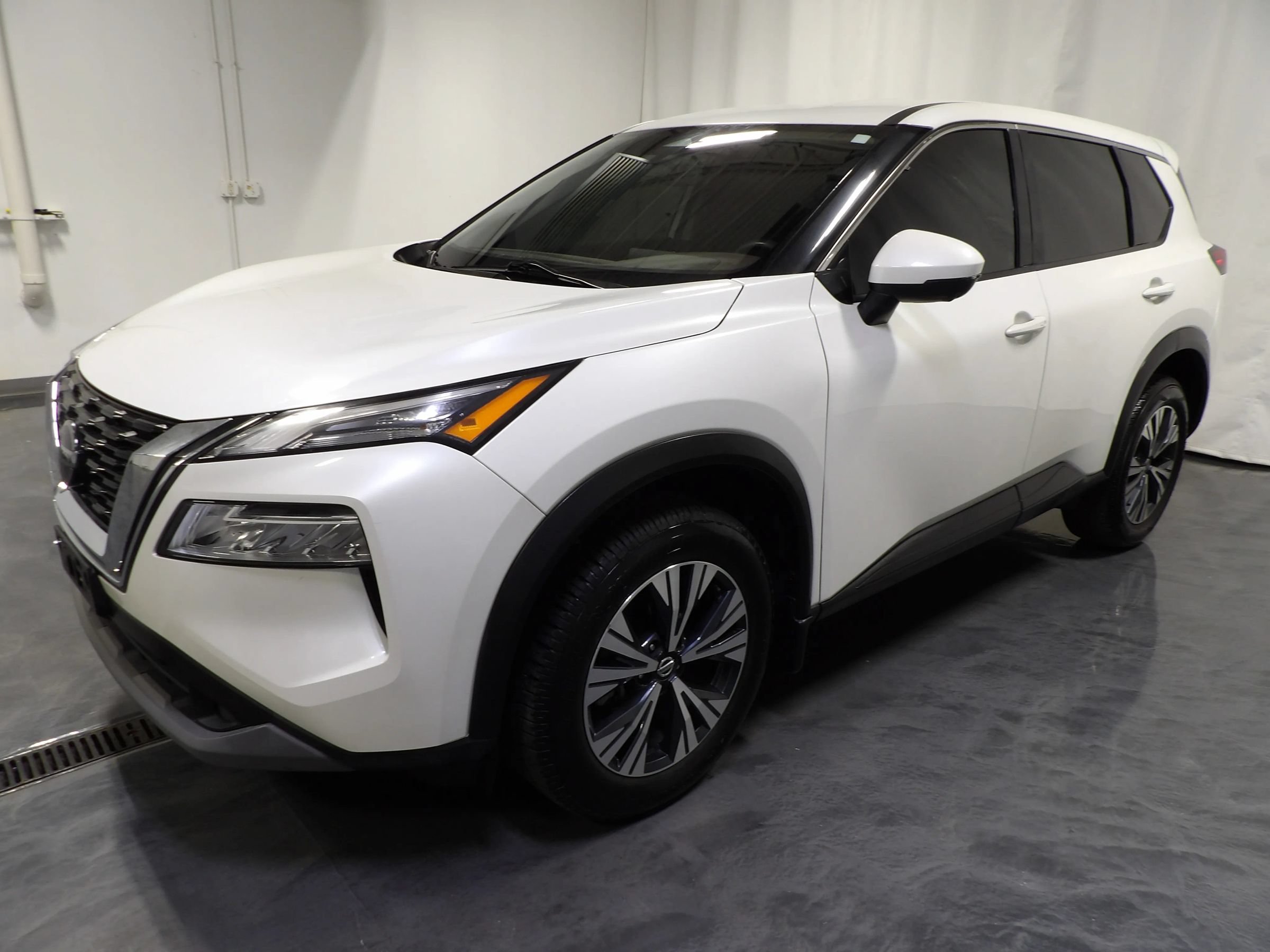 Used 2021 Nissan Rogue SV FWD image 3