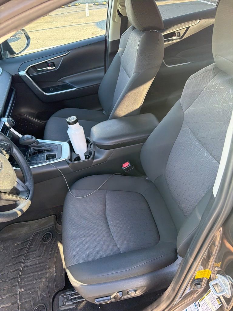 Used 2019 Toyota RAV4 XLE w/ Convenience Package image 4